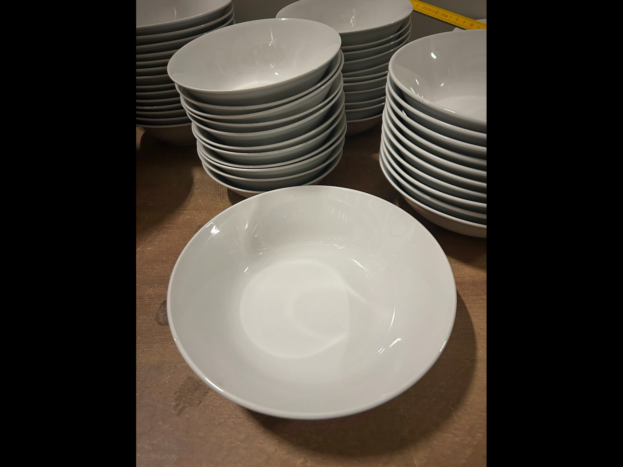 57 verschieden tiefe Teller/ Gastronomie