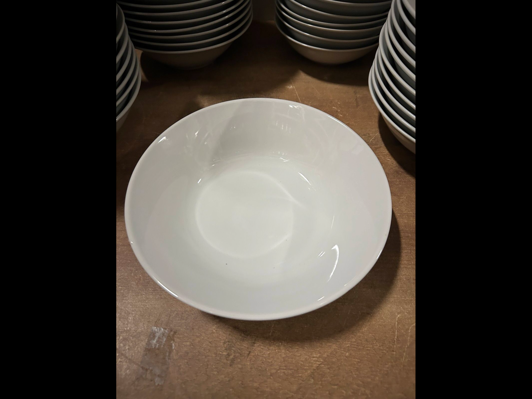 57 verschieden tiefe Teller/ Gastronomie