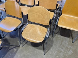 18 Stühle/Konferenzstühle/Saalstühle/Stapelstühle
