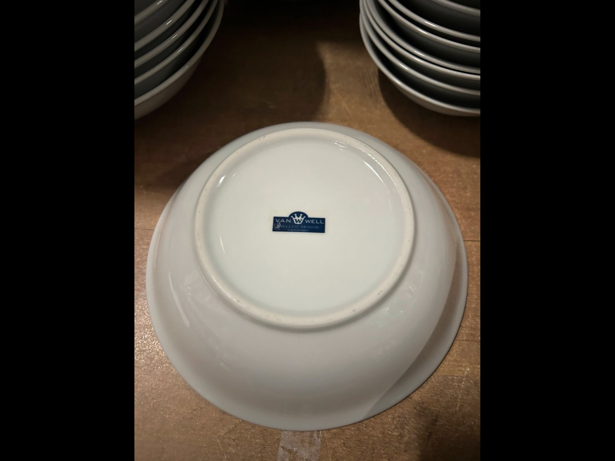57 verschieden tiefe Teller/ Gastronomie